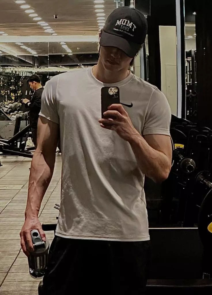 A powerful and energetic cute selfie pose that showcases your dedication and strength while working out.