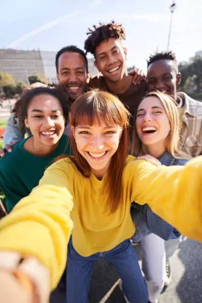 One of the best cute Instagram poses to showcase joy and connection with your closest friends.