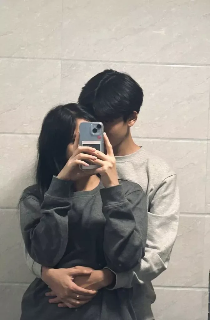One of the best cute selfie ideas to highlight the connection and chemistry between you and your partner.