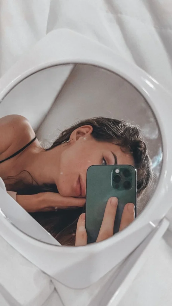 The Minimalist Mirror Selfie best selfie poses