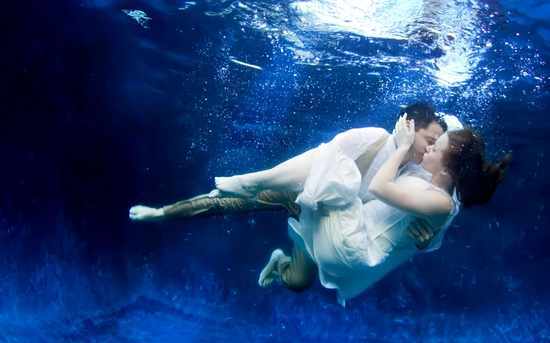 Wedding photography, underwater wedding photography, romantic wedding photography