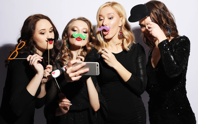 use props for sweet sixteen photo shoot ideas, Sweet 16 best angles, Sweet 16 sitting poses