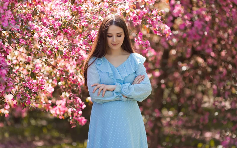 wear seasonal clothes for a chic look, Sweet 16 side profile pose, Sweet 16 close-up pose, Sweet 16 hands-on-hip pose