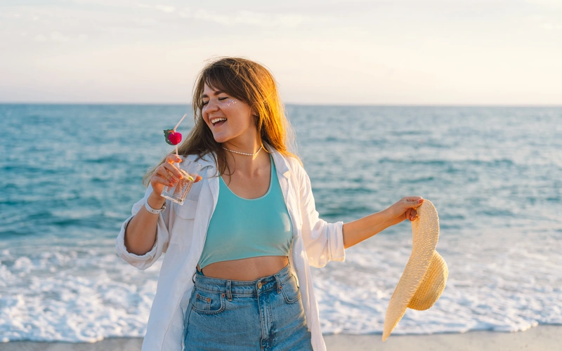 beach party photoshoot ideas for 16th birthday, Sweet 16 best friend pose, Sweet 16 hand-on-face pose