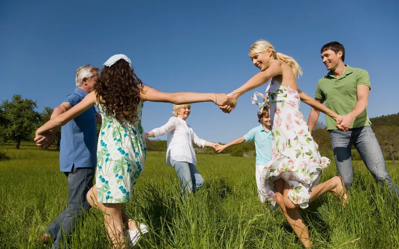 Holding Hands in a Circle family spring photos,