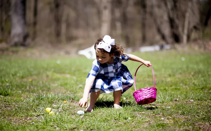 Easter Egg Hunt Photo Idea, Easter Portrait Photoshoot