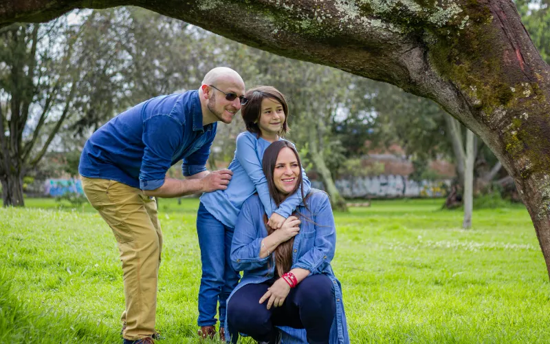 family spring photoshoot in a local garden