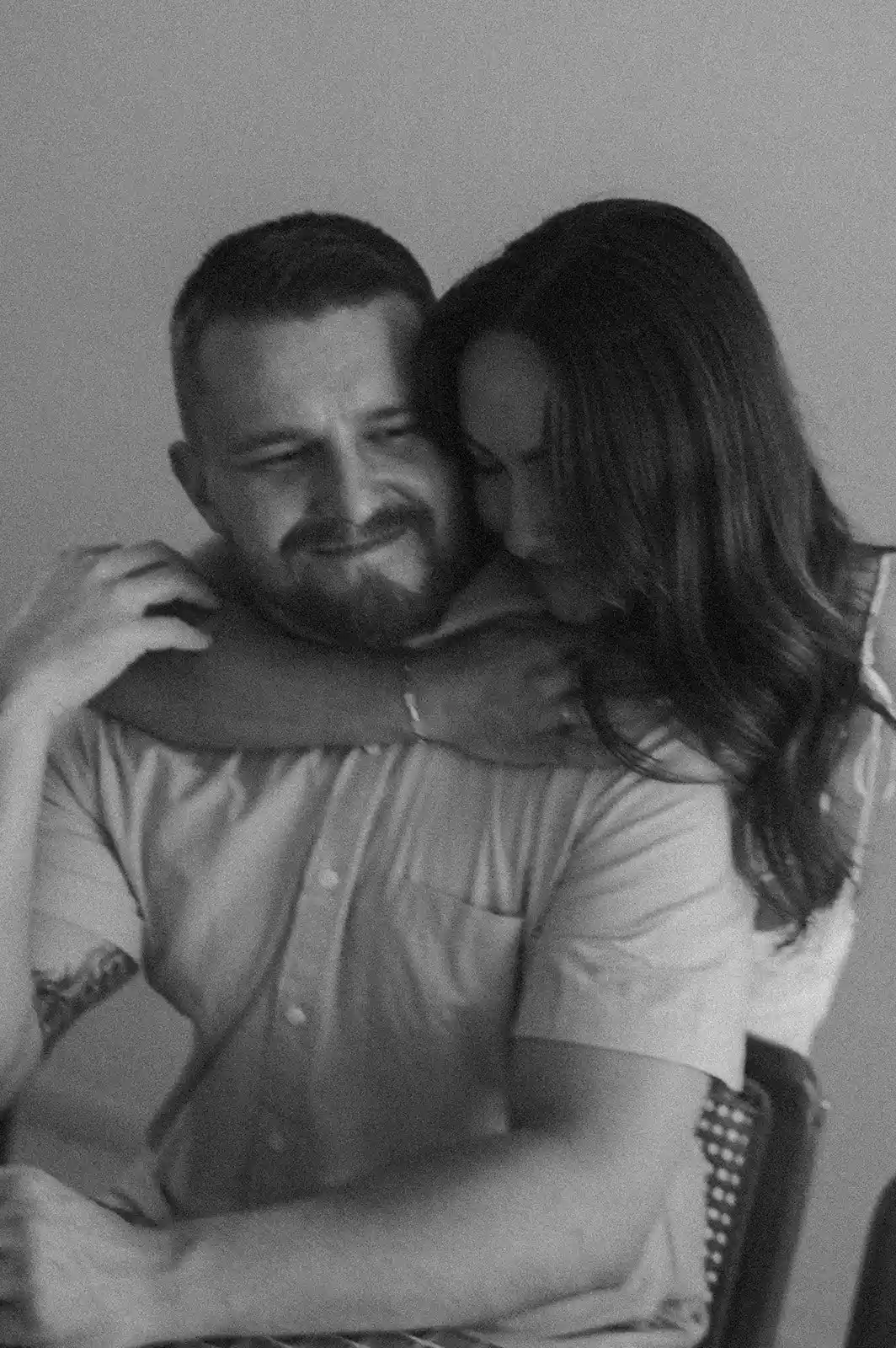 couple posing tips, how to capture emotions in photography