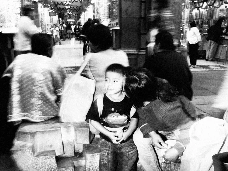 Kids street photography, busy street urban photos by Alex Coghe