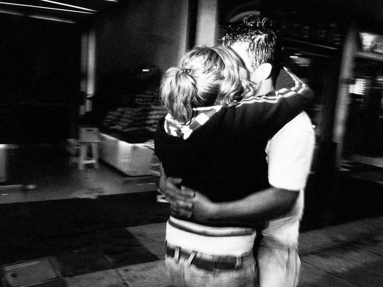 Urban photography course, couple on street captured by alex coghe