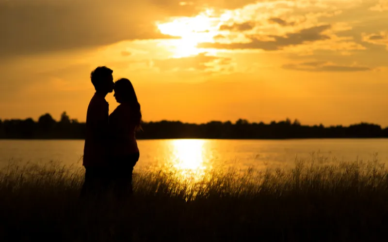 Romantic couple summer photoshoot ideas during golden hour