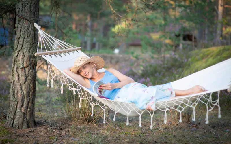 Backyard hammock summer photoshoot with relaxed aesthetic vibes