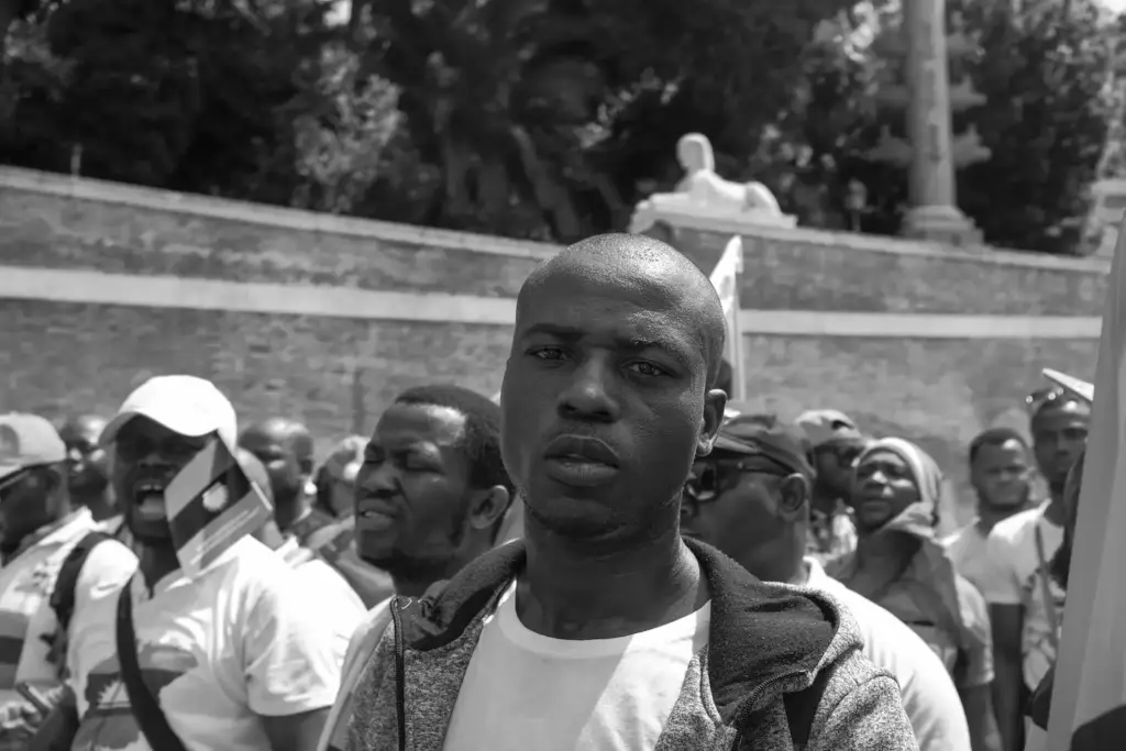 professional street photography by alex coghe, black and white photos by alex, street style photography