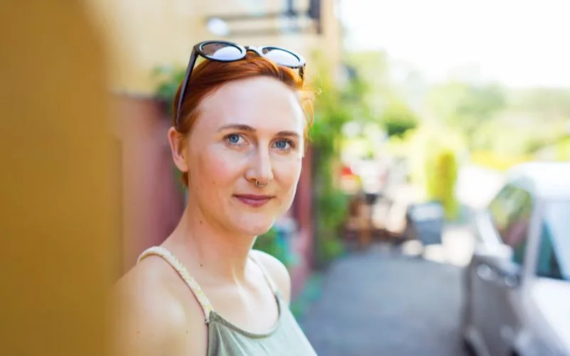 use low contrast and soft light for grainy texture