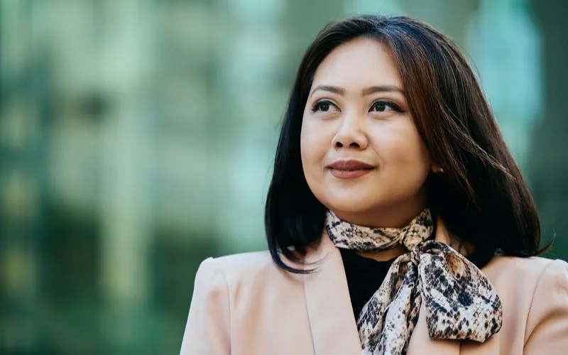 use low contrast and soft light for grainy texture