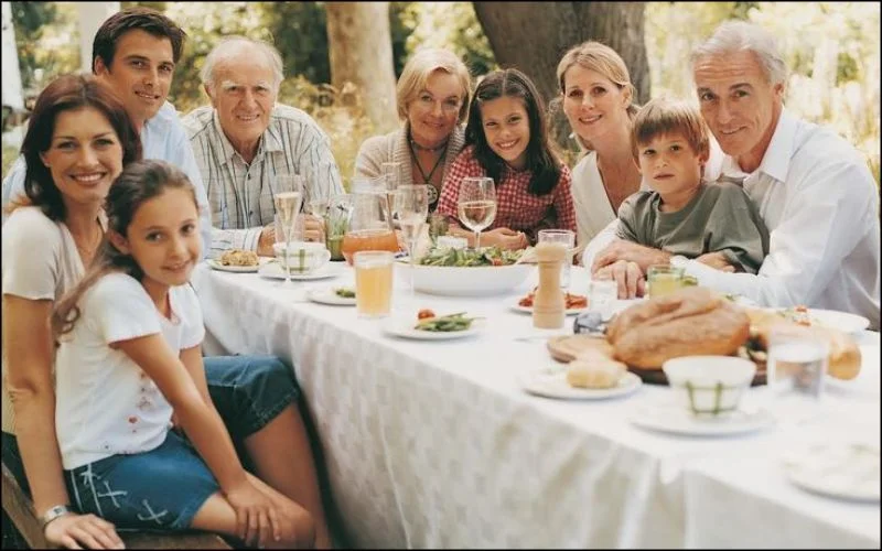 poses for large family pictures