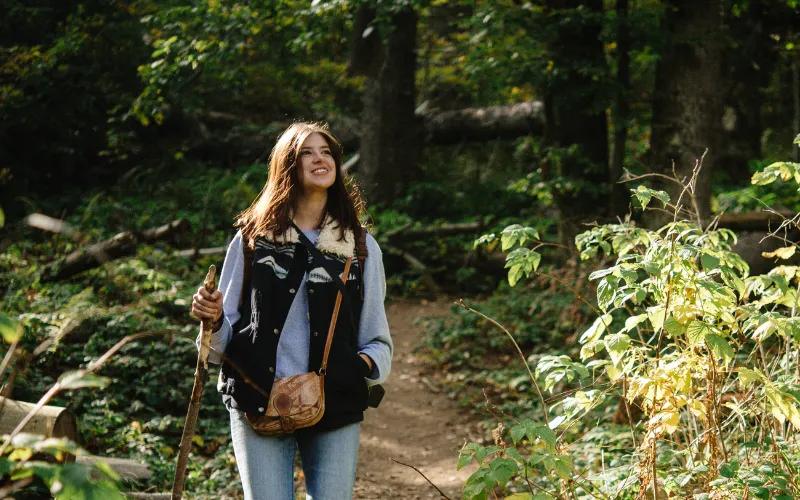 trail hiking poses for senior photos