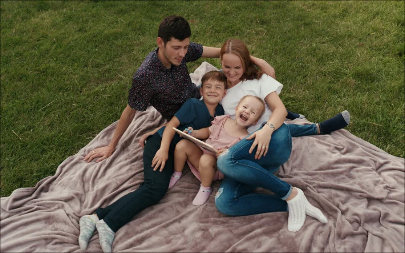 poses for large family pictures, large family photoshoot poses, large family photo poses, large family poses