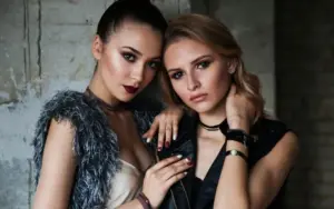 creative fashion poses featured image
