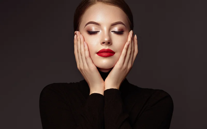 hands near the face pose for fashion photography