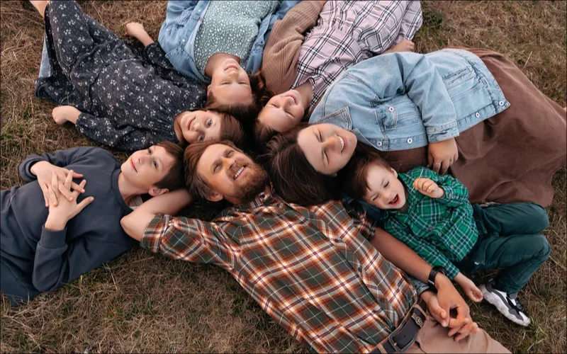 large family group photo idea, family picture ideas for large groups, large family posing ideas