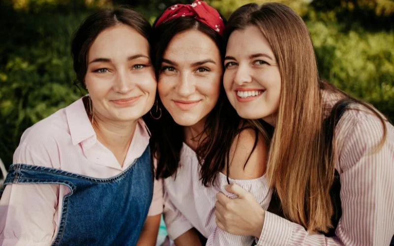 how to smile for pictures - featured image