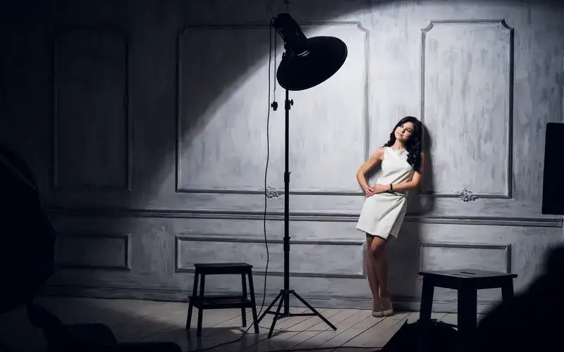 woman posing for a photoshoot in front of a flashlight
