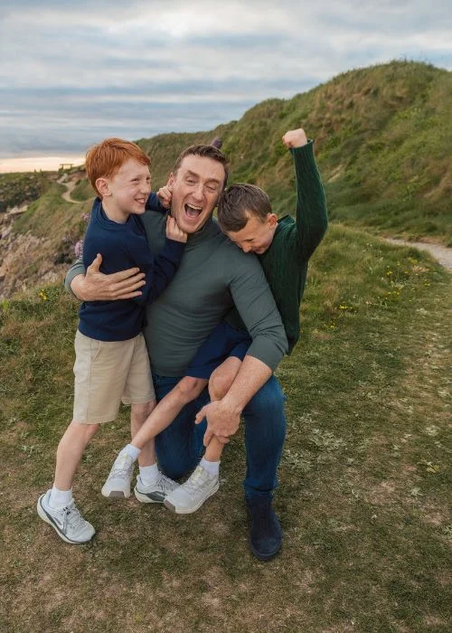 Behind-the-scenes family photography training for natural outdoor portraits