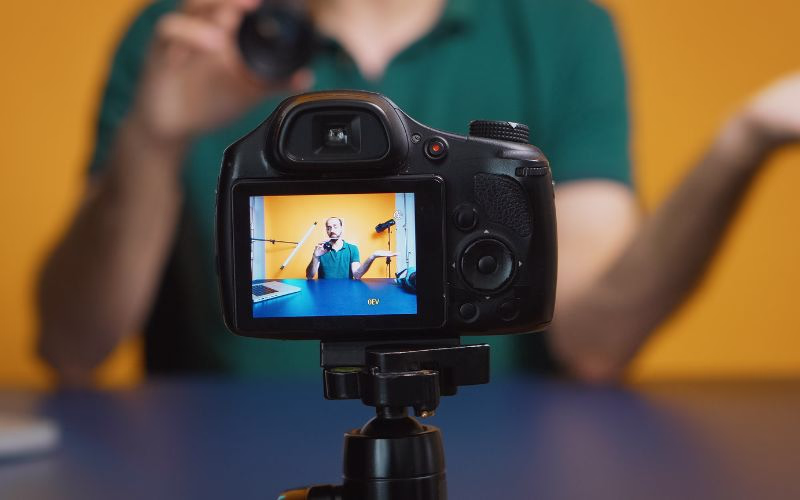 Person shooting and explaining how to learn photography.