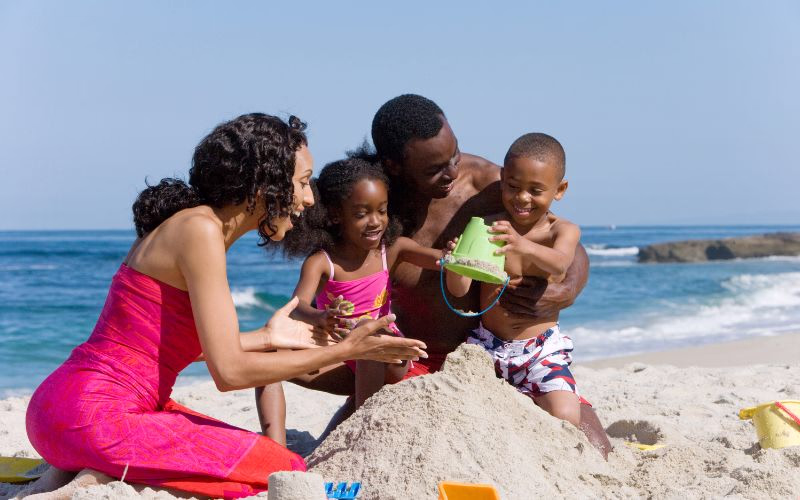 Beach photoshoot ideas for the family making sandcastles together