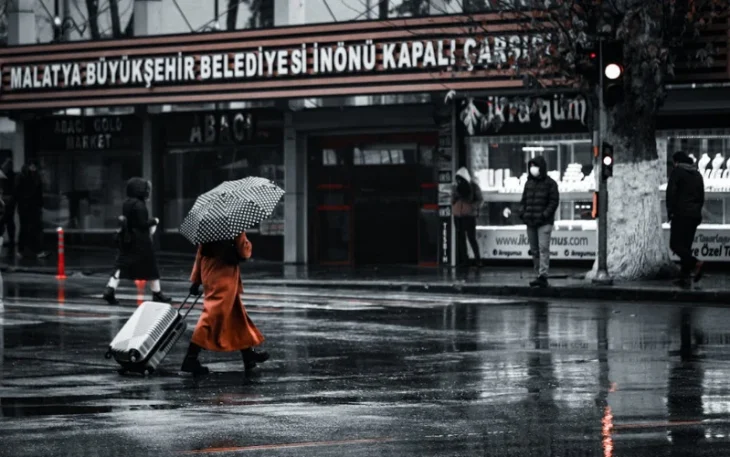 rainy day photo ideas, rain photoshoot ideas, raindrops on flowers, rainy day picture ideas, Playing in the Rain Photos, outdoor rainy day photoshoot, umbrella photo ideas, street photography in the rain