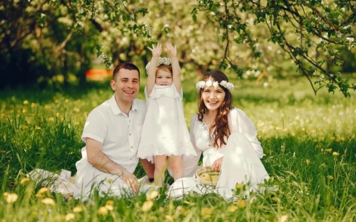 spring family photo featured image