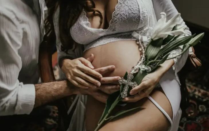 Pregnancy photoshoot poses feature images